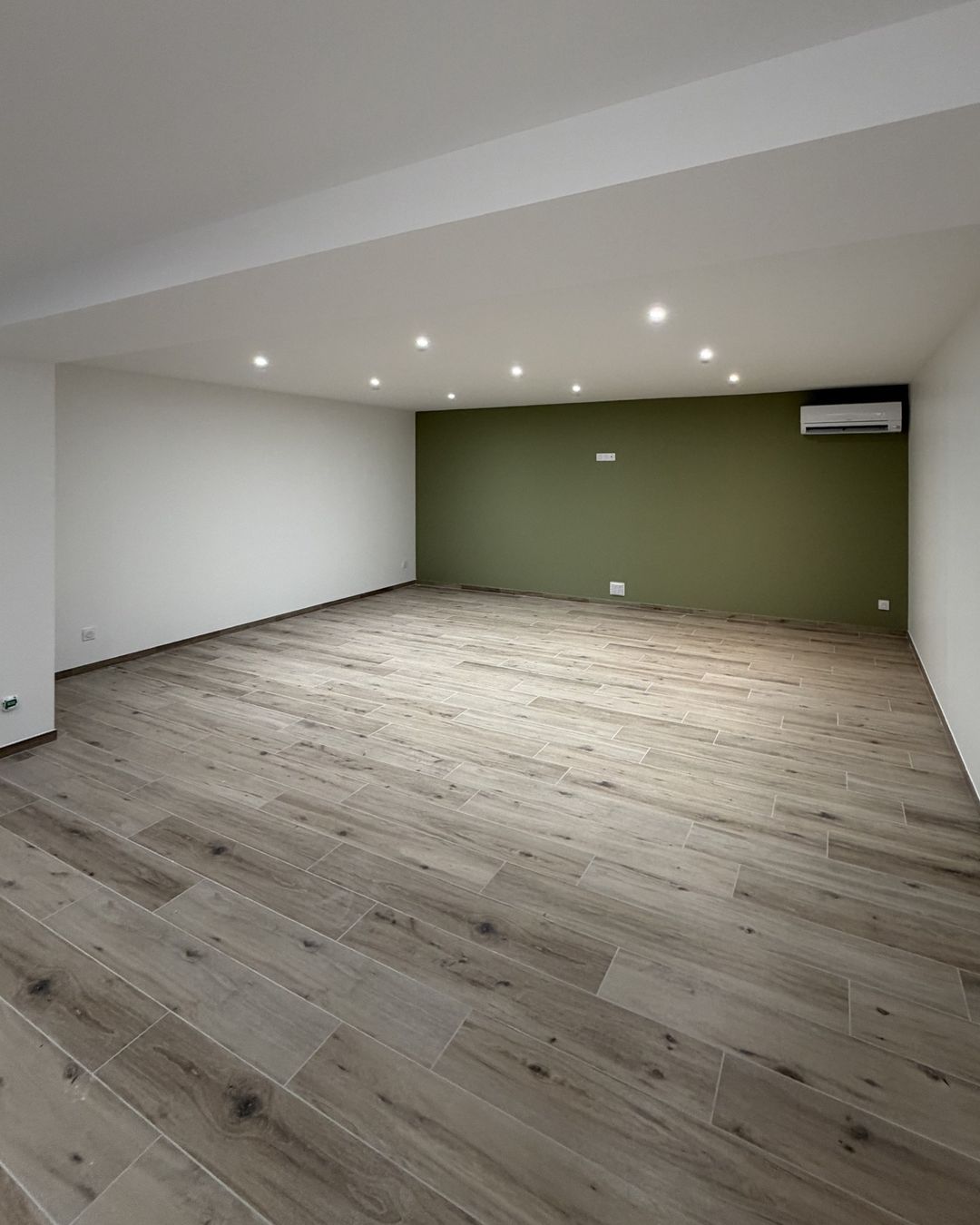 Après travaux : murs et plafonds peints en blanc, mur de fond vert olive, par Duflot Peinture à Perpignan