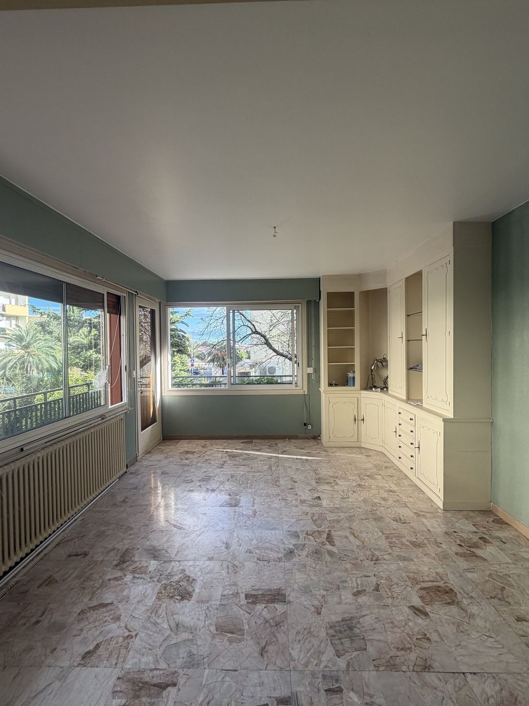 Séjour repeint en vert satiné dans un appartement de Perpignan par Duflot Peinture