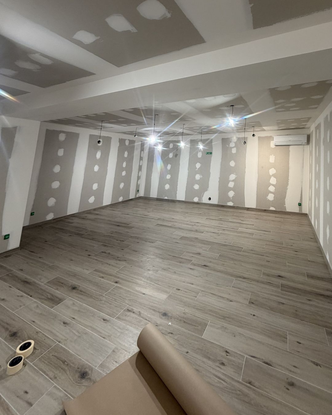 Avant travaux : pièce en plaques de plâtre brutes avec bandes et enduits apparents